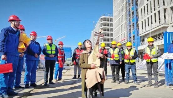 太阳集团tyc教师丁晔、刘皓心作为文艺志愿者参加雄安新区“花式慰问建设者”活动
